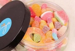 “进口风味，国产巧克力果汁夹心糖，甜蜜享受每一口”